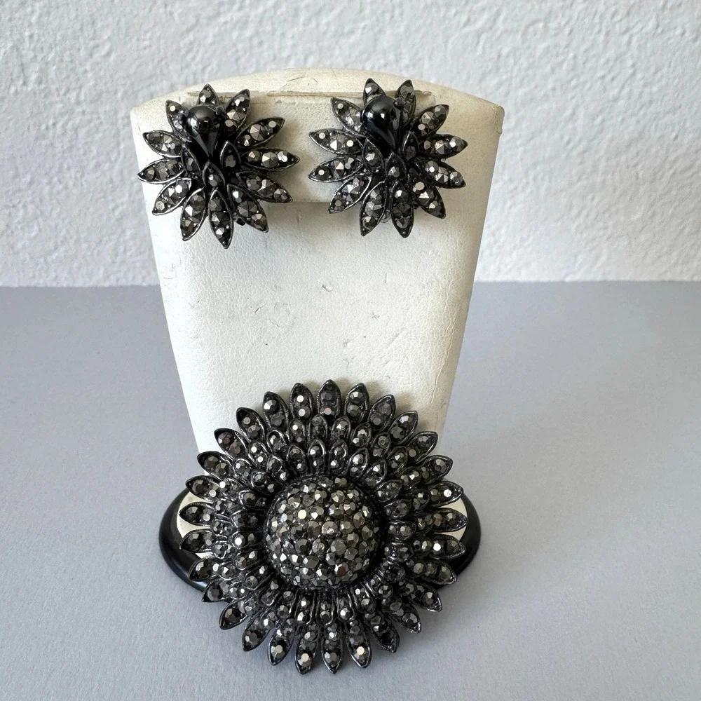 Vintage Weiss Brooch‎ Earrings Set Gray Dark Rhinestones Domed Floral Starburst